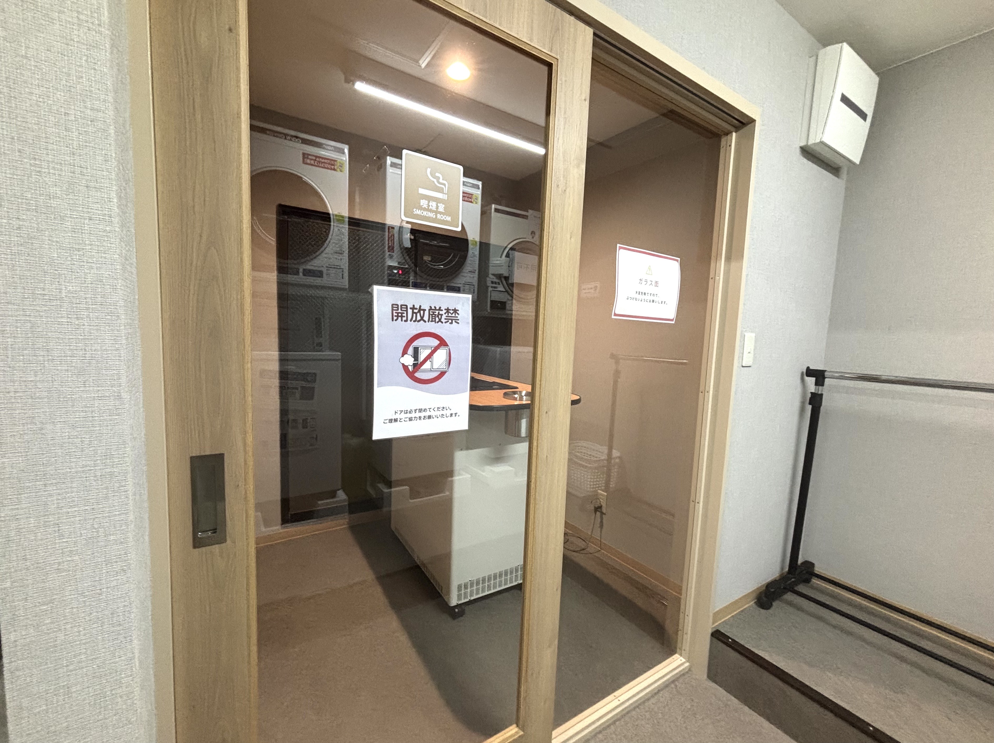 1Fに館内喫煙所を設置しております。