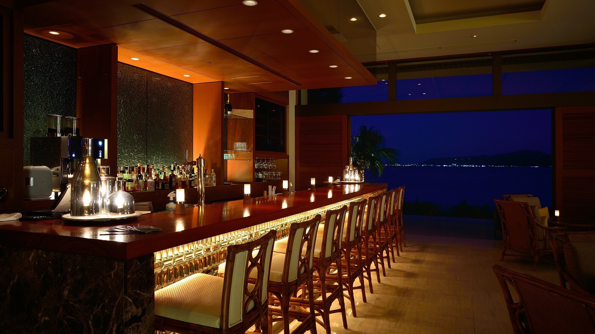 ライブラリーラウンジ＆バー