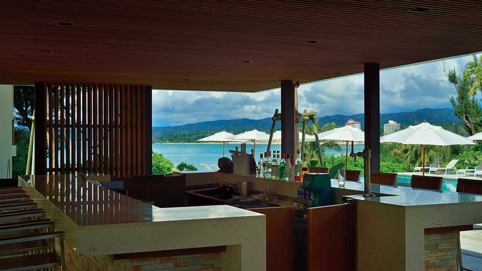プールサイドバー