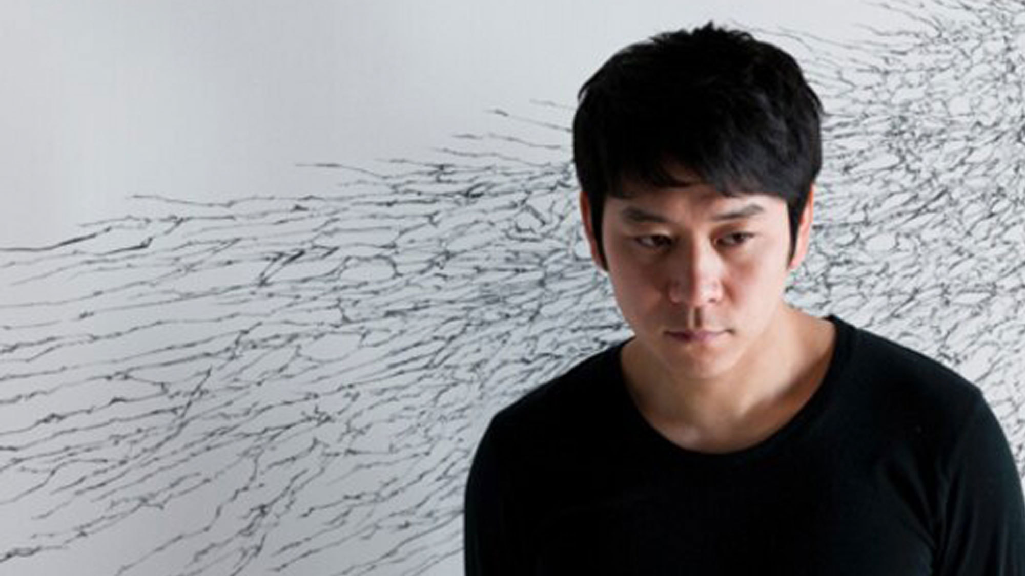 部屋全体を「重力」というテーマで構成。薄いグレーのトーンに統一し、素材感が際立つ空間としています。