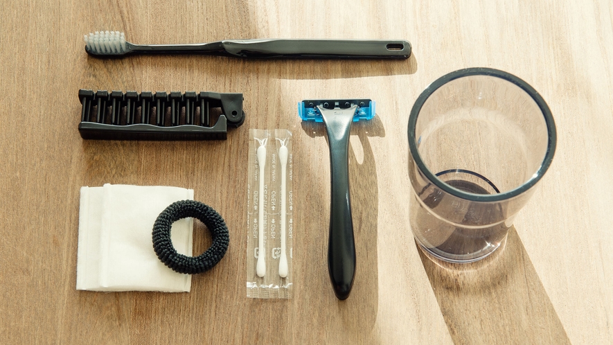 【客室アメニティ】歯ブラシセット、ヘアブラシ、綿棒、コットン、シェーバーをご用意しています。