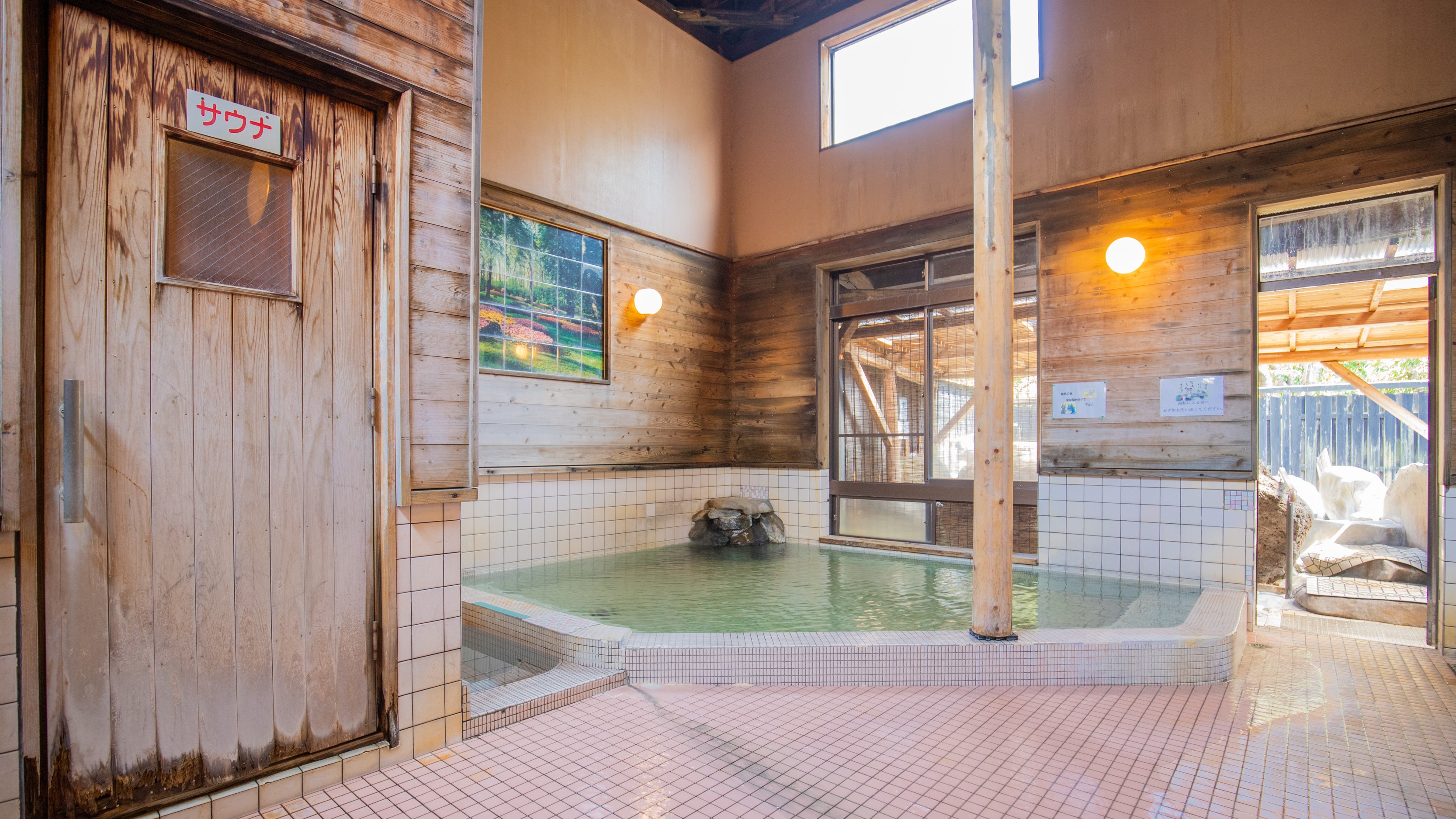 大浴場／内風呂：自家源泉からの豊富な湯量を使用し 加水・加温は一切なし