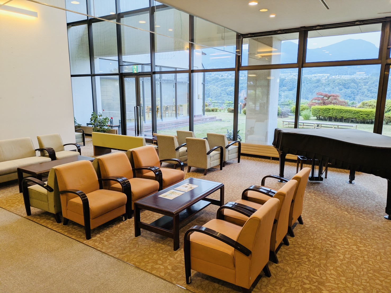 【ロビー】自然と一体となったくつろぎ空間をお楽しみ下さい。