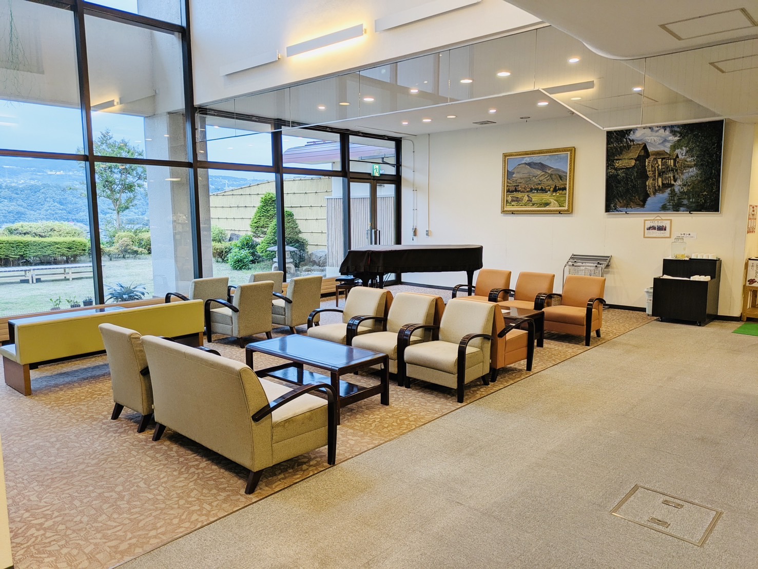 【ロビー】自然と一体となったくつろぎ空間をお楽しみ下さい。