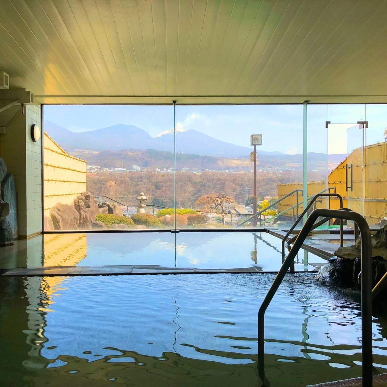 大浴場/その日によって微妙に色を変える茶褐色の湯を源泉かけ流しでお楽しみください