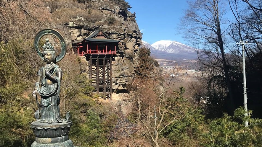 *釈尊寺／岩の上にそびえたつ境内です。ここからの眺めも絶景です。