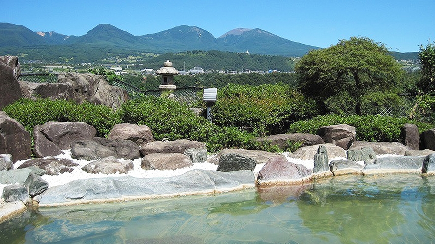 *【露天風呂(夏)】露天風呂は浅間山や小諸の街が一望できる開放感たっぷりの岩風呂です。