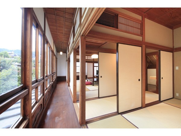 明治棟/35号室　早川沿いに本間・次の間のわきに廊下があります。早川を眺めるのにいいですね