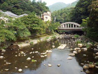 夏　朝早くの早川の様子