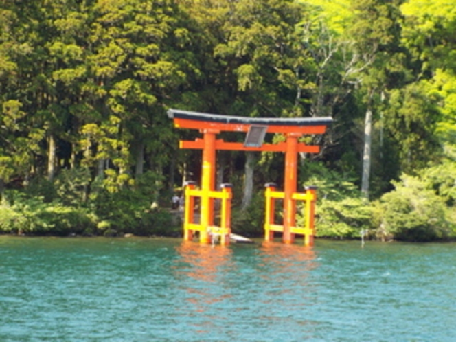芦ノ湖からの箱根神社