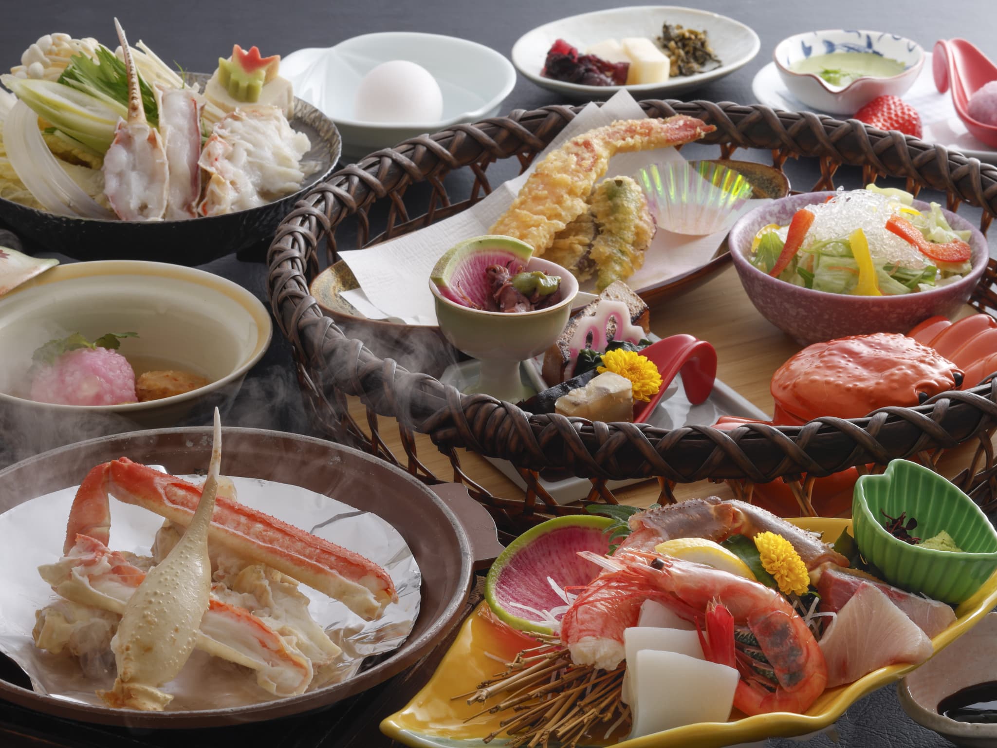 夕日ヶ浦温泉 旅館 海の華のカニ2杯コース。カニ刺しと焼きガニ