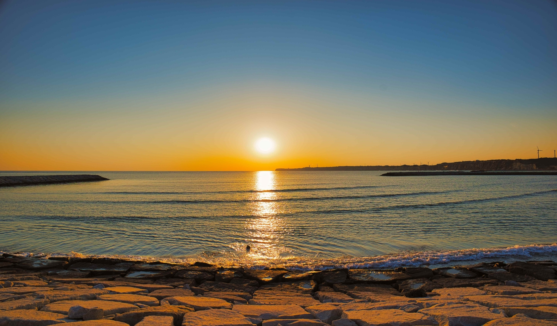 夕日ヶ浦海岸　タ映えスポット　水平線に沈む夕日をお愉しみください。