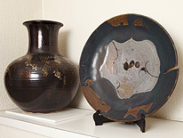 手作りの陶芸品が館内にたくさんあります