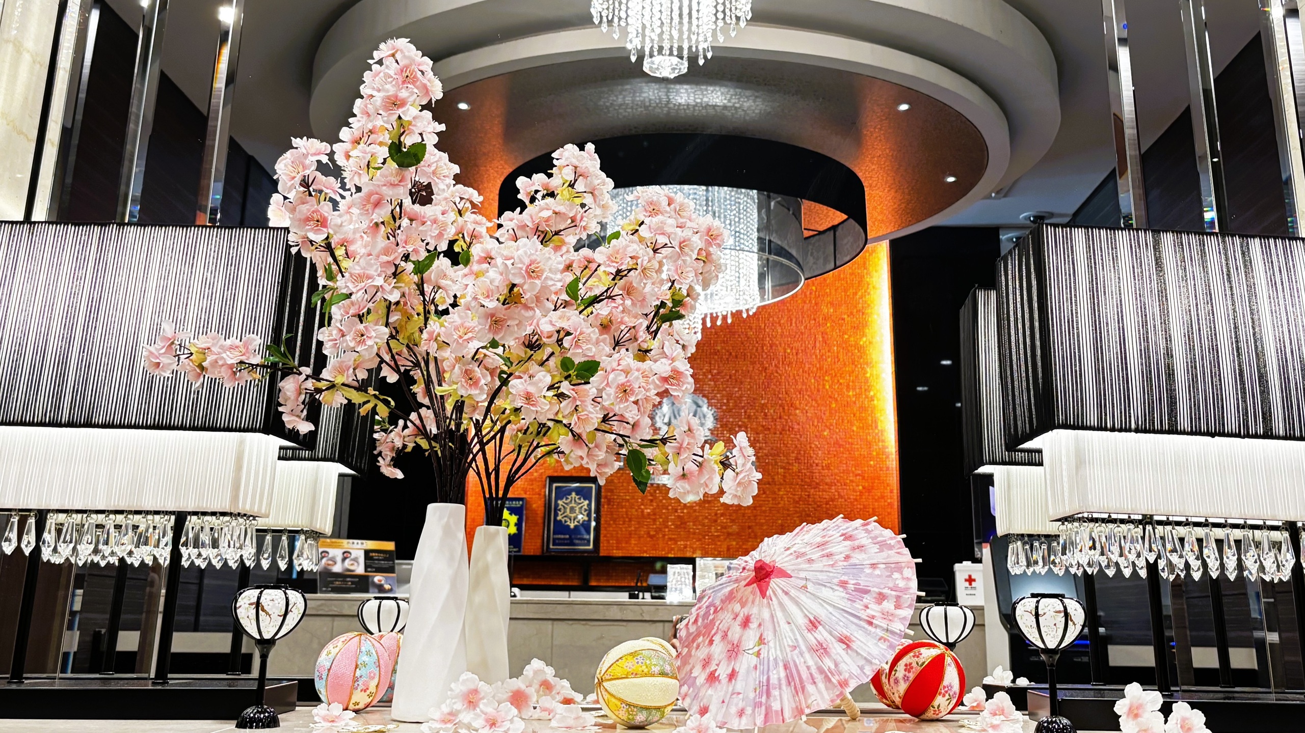 春の雰囲気をフロントにてお楽しみください♪