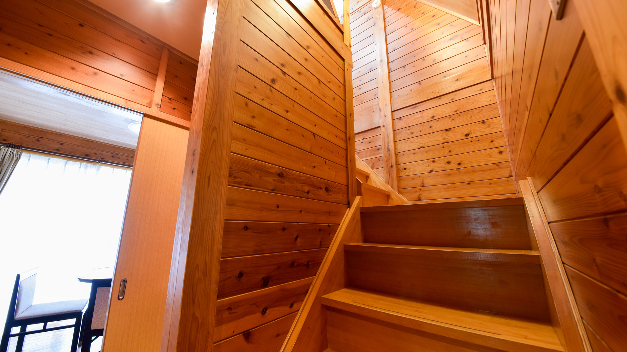 *【コテージ内観】寝室へと続く2階への階段です。２階からの眺めもお楽しみください。