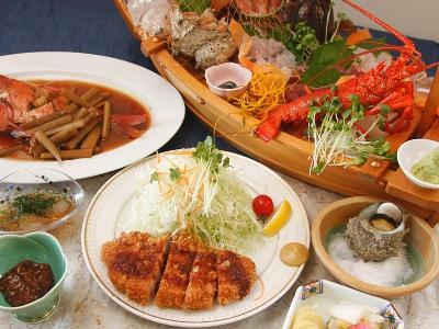 峯松の夕食。舟盛りと伊勢海老、金目鯛の煮付け、名物のとんかつが並ぶ