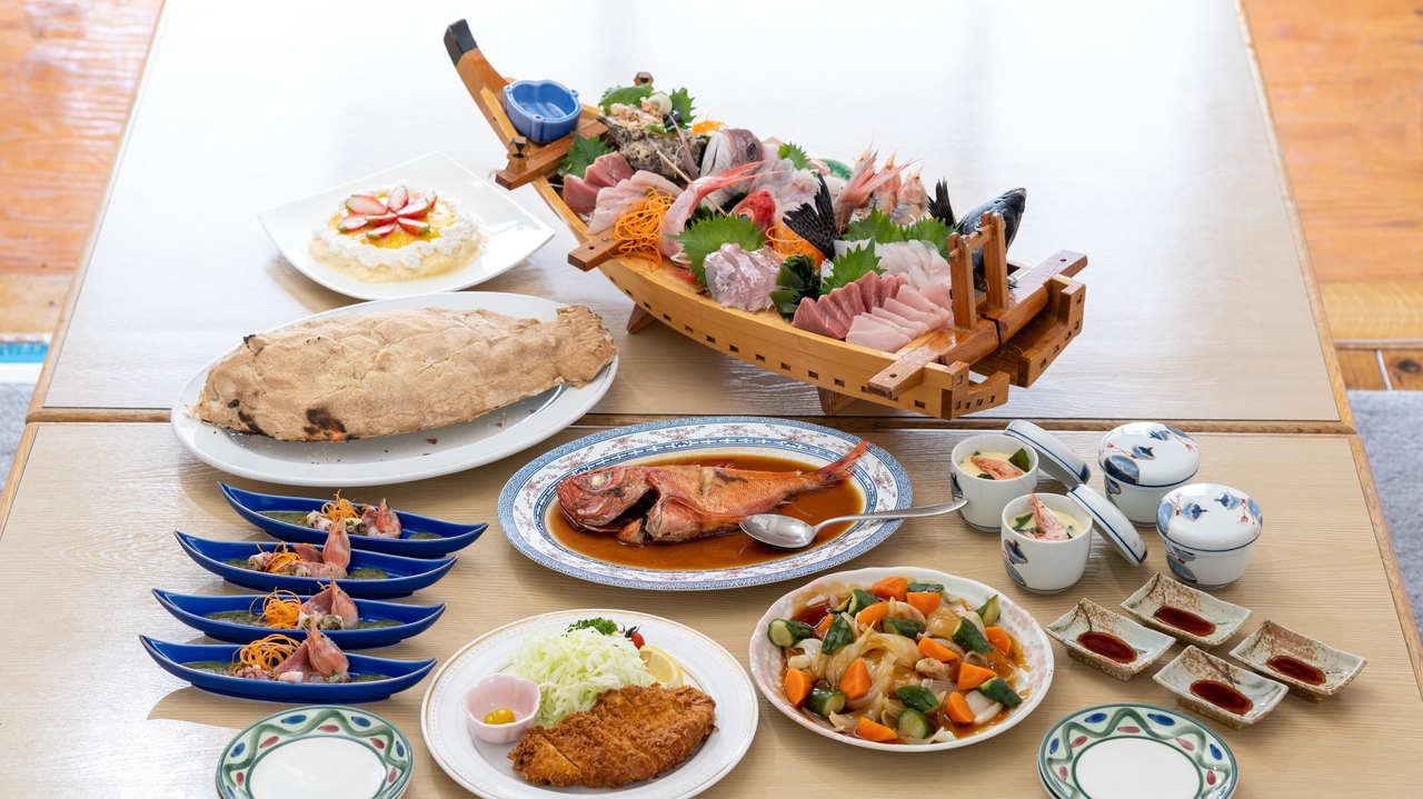 峯松の夕食。刺身の船盛を中心に料理が並ぶ