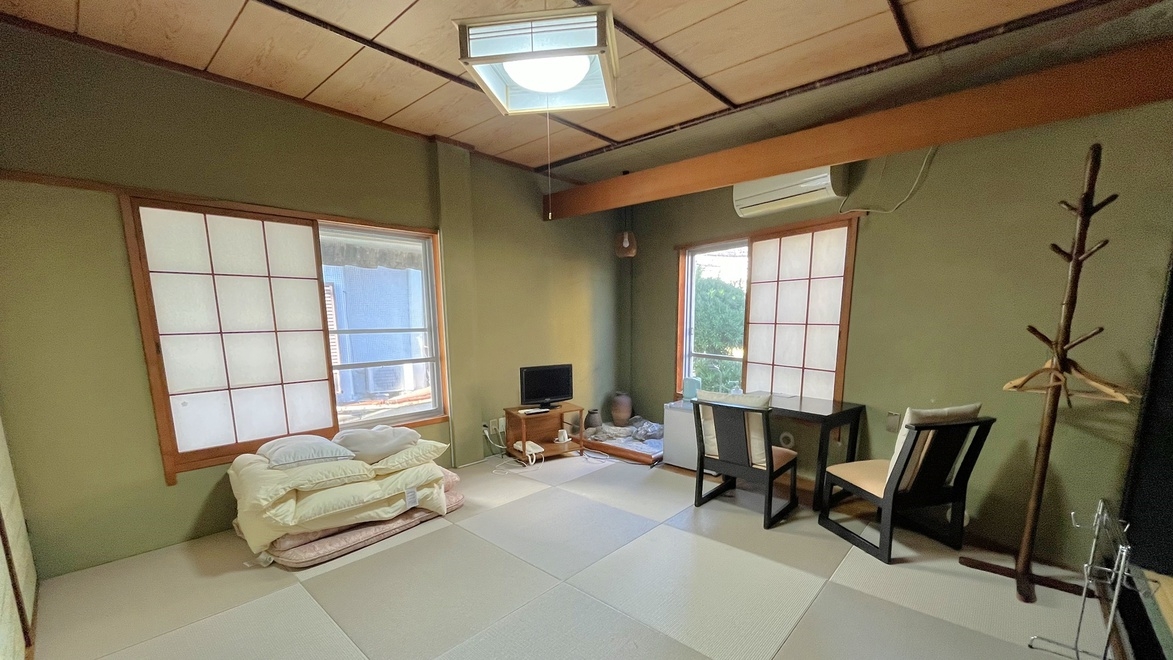 【参道側】琉球畳の和モダン和室 8畳+板の間1畳