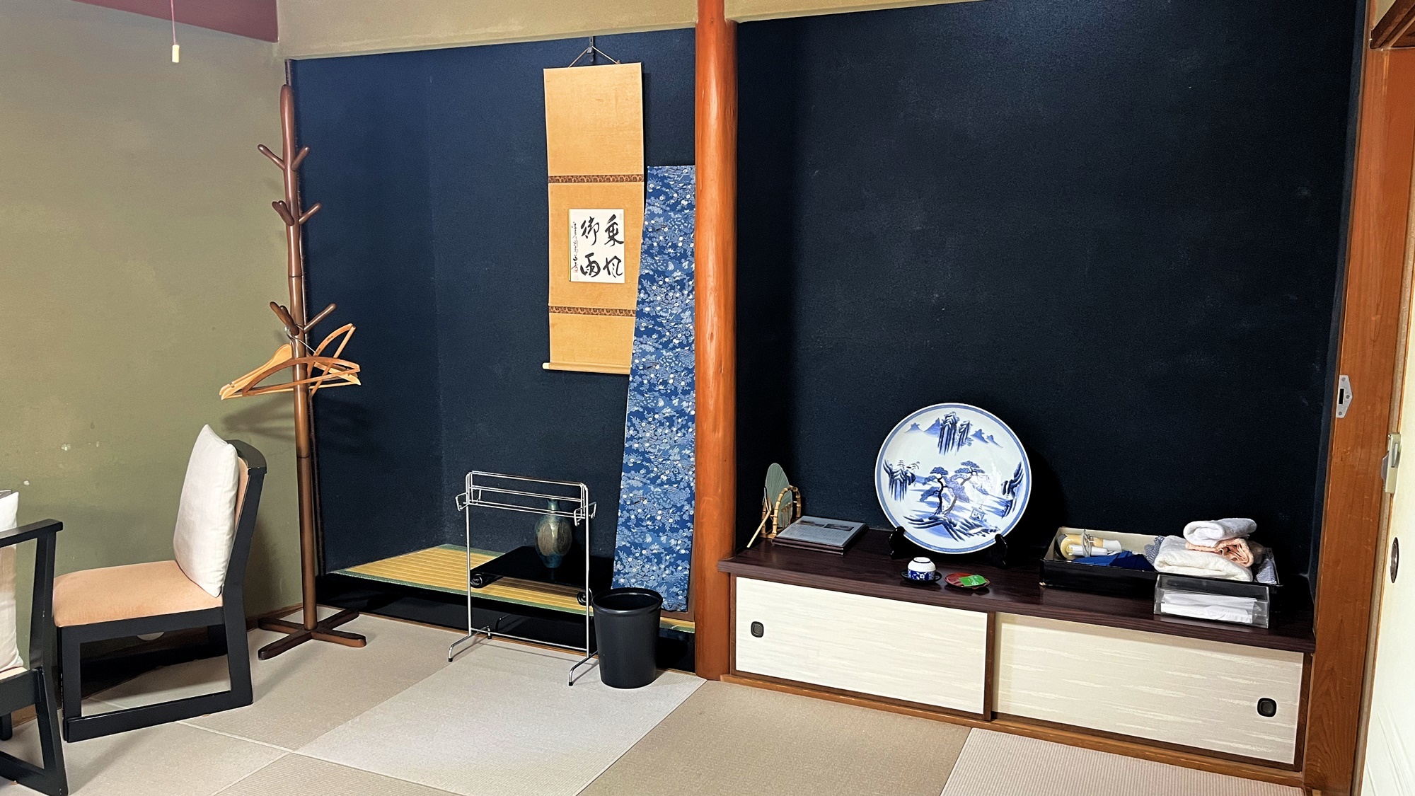 *【参道側】琉球畳の和モダン和室 8畳+板の間1畳