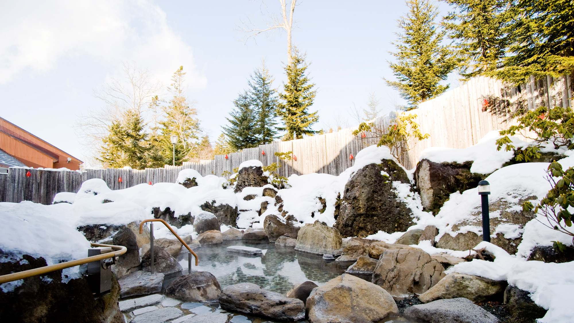 凛とした冬の空気の中で楽しむ雪見露天風呂