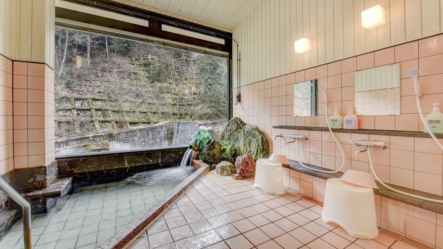 *大浴場　男女入れ替え/渓流沿いに建つ当館。清涼感のある景色が、窓から楽しめます。