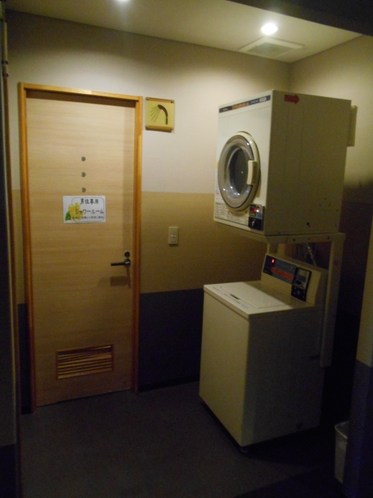 3階　洗濯機＆乾燥機　男女兼用シャワー室