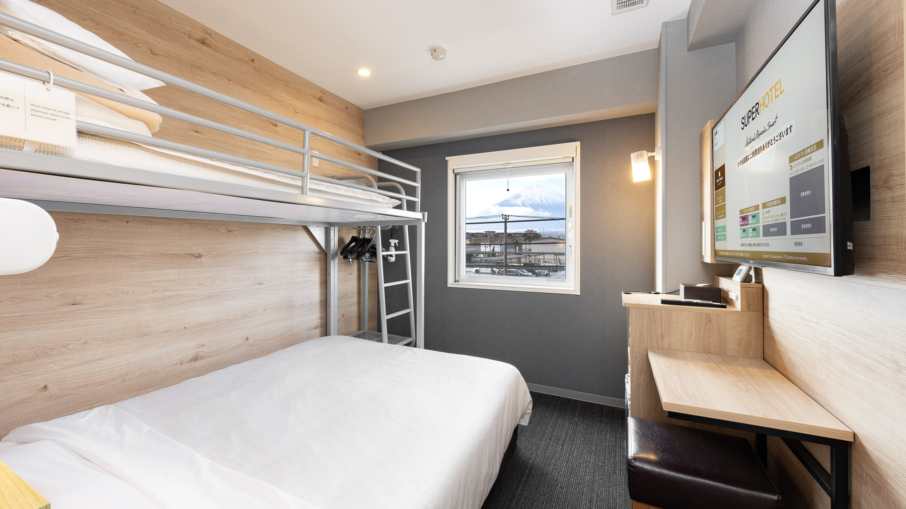 ダブルベッドとロフトベッド付