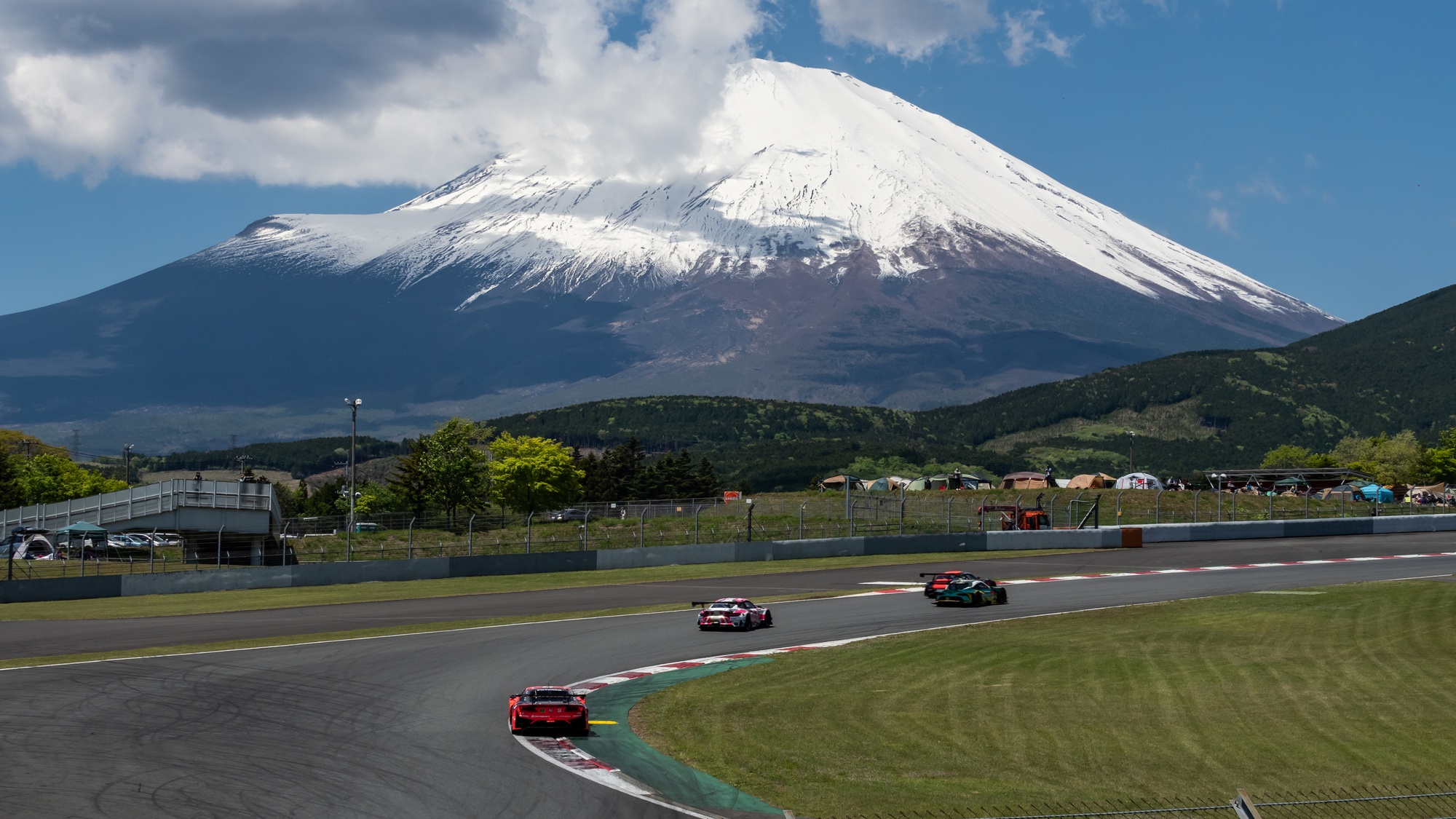 【当館から車で25分】国際的なレースも開催され、開催期には多くの観客で賑わう「富士スピードウェイ」