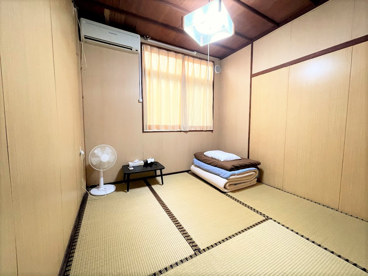 コンパクトな和室です。１～２名様までお泊りいただけます。エアコン、ドライヤー完備。