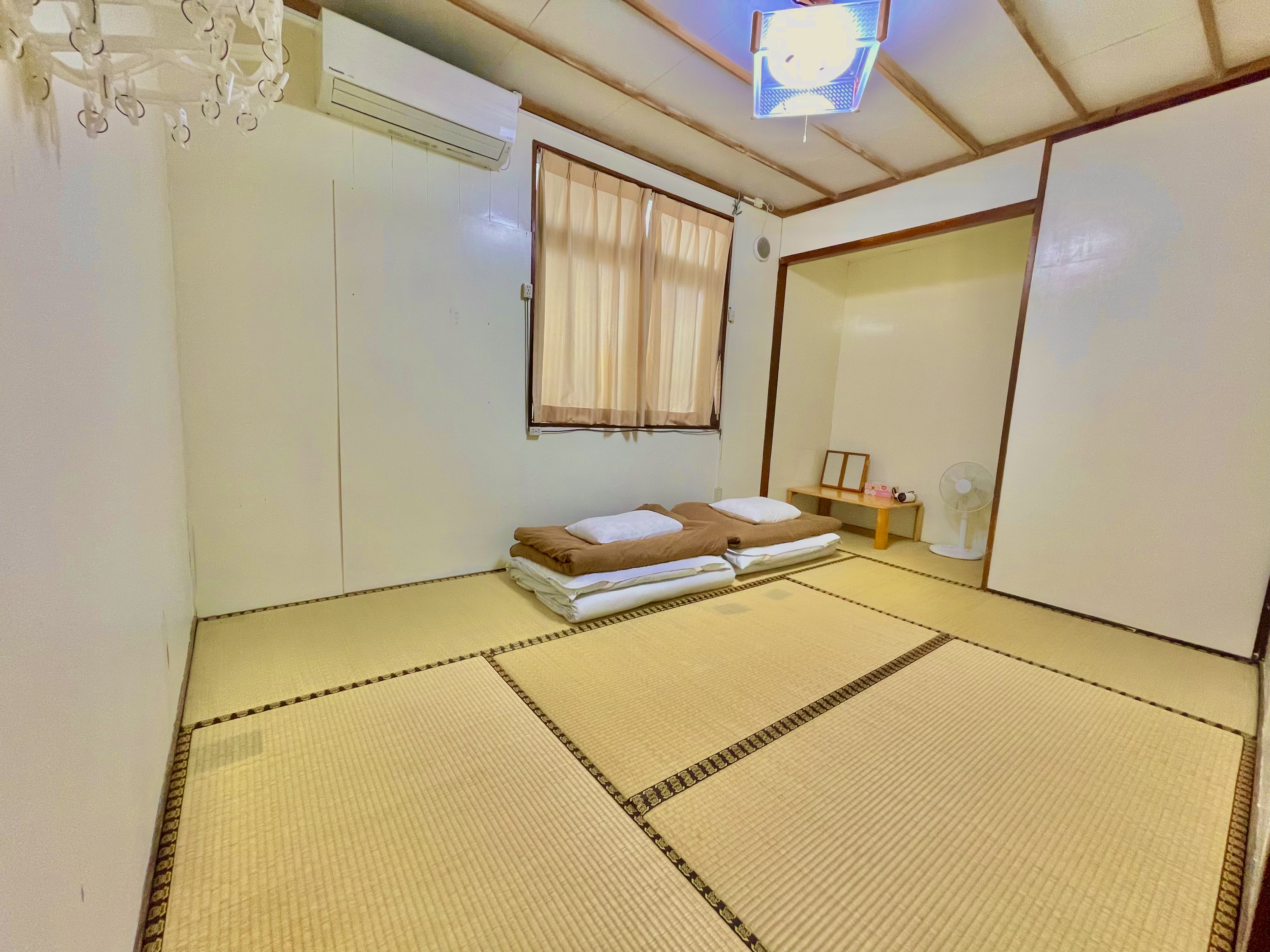７畳の和室です。１～２名様までお泊りいただけます。エアコン、テレビ、ドライヤー完備。