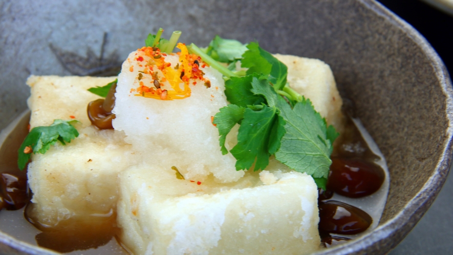 #夕食一例　外はカリカリ中はふわふわの揚げだし豆腐。タレとよくからめてお召し上がりください♪