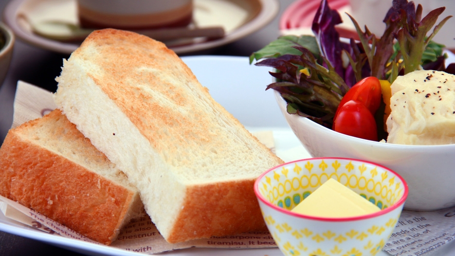 #無料朝食　ふわふわの食パンに温かいスープが沁みわたる軽朝食。