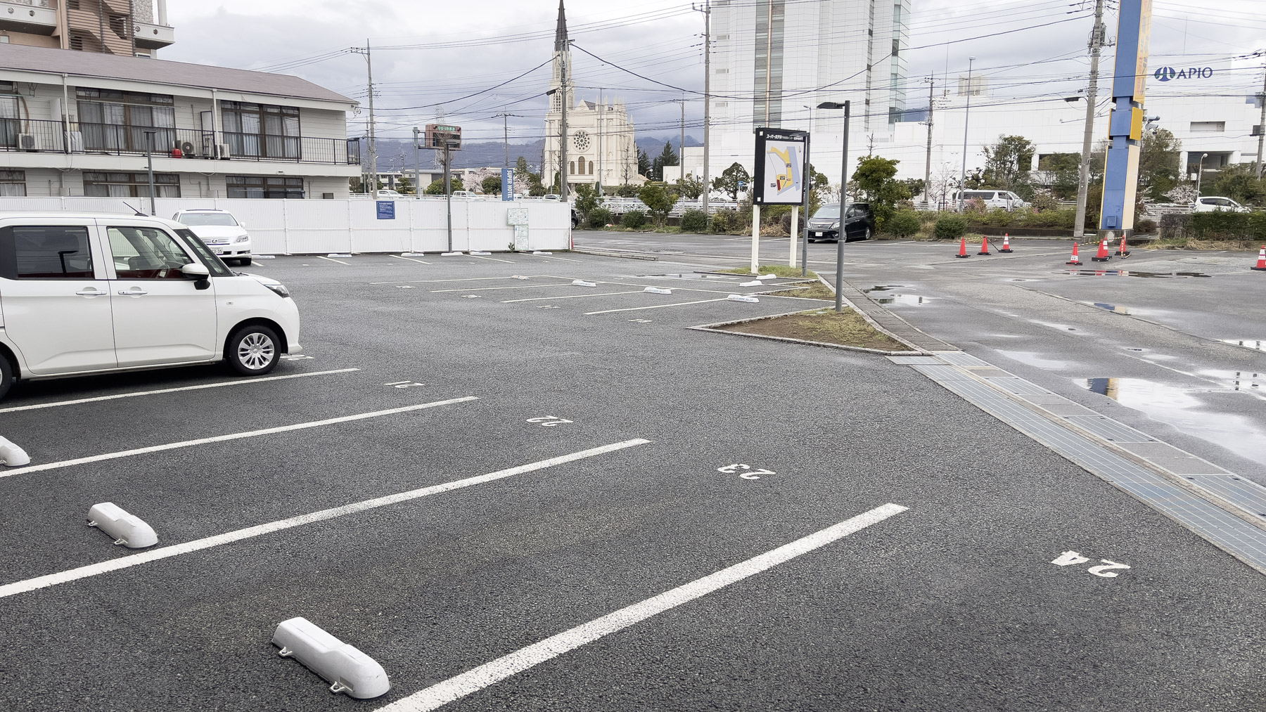 平面駐車場100台完備！駐車場は先着順にて、無料でご案内致します