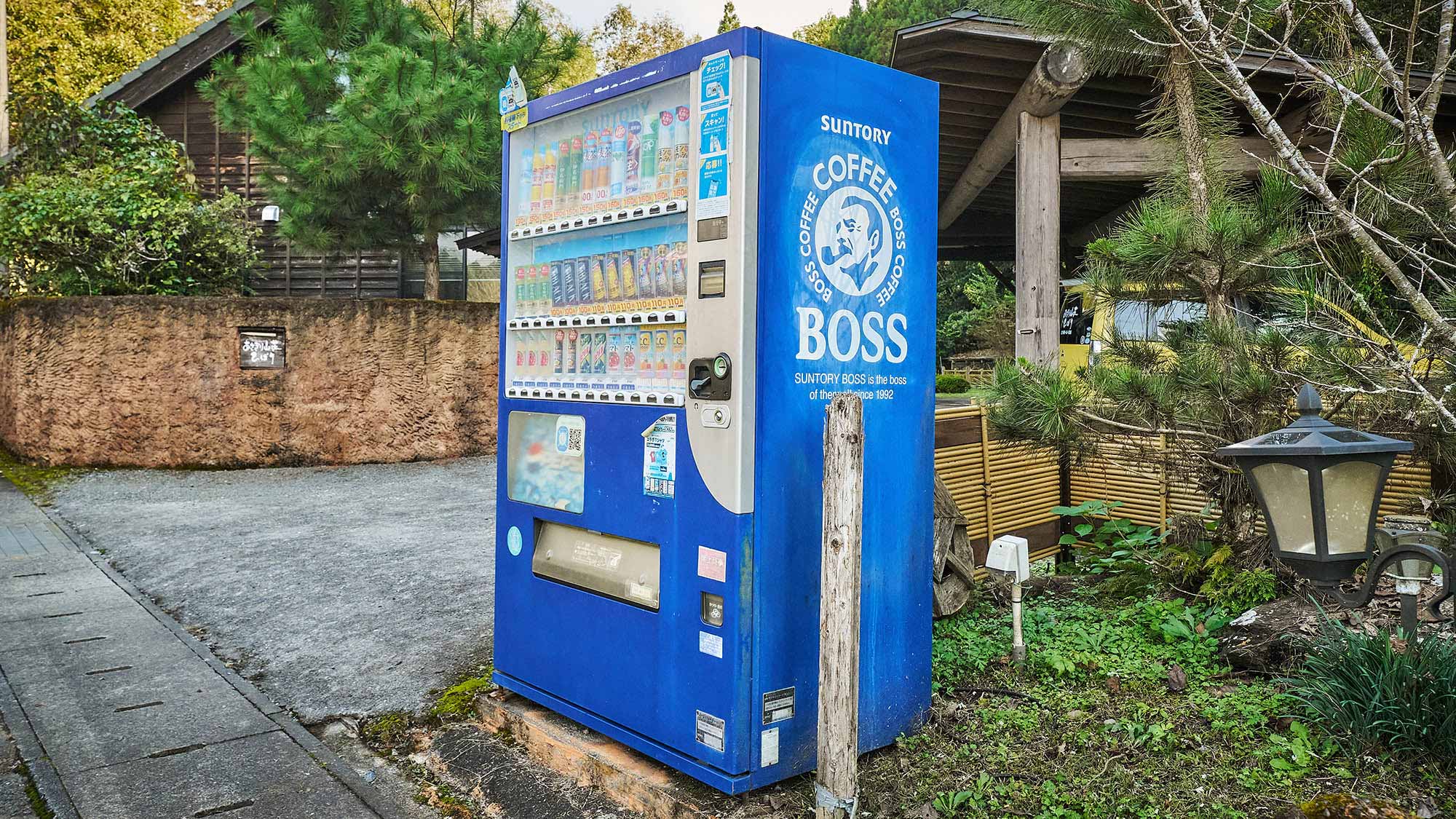 ・【自販機】駐車場入り口にございます
