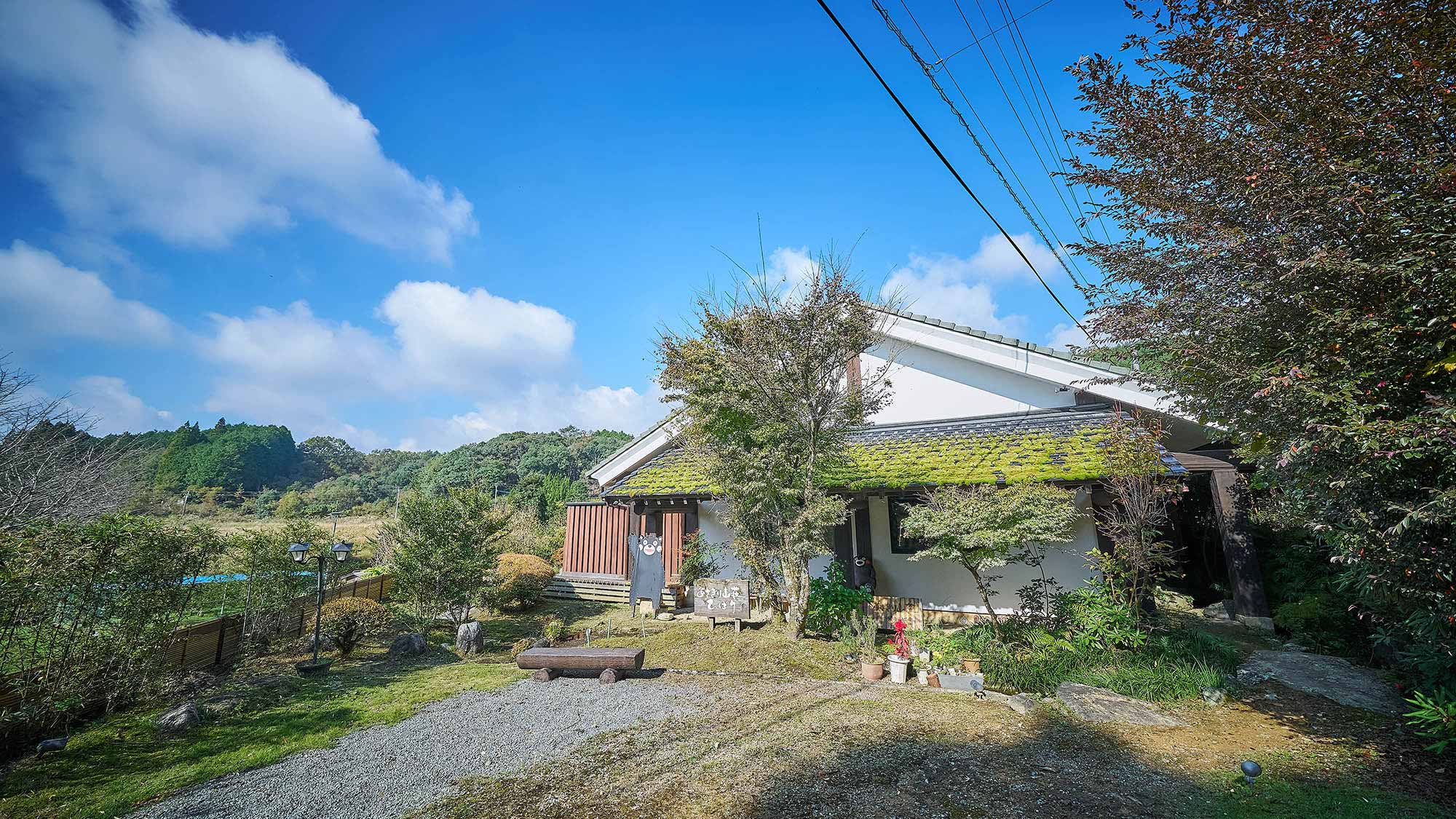 ・【事務所】山間の閑静な場所にある宿。豊かな自然の中で何もしない贅沢を味わいませんか