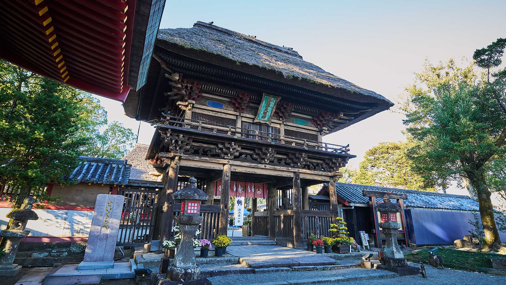 ・【周辺】本殿や楼門を含む5棟の建造物は国宝に指定されています
