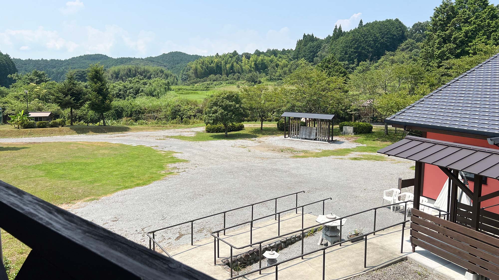 ・【別館ひばり／ウッドデッキ】緑に溢れた風景を一望。夜には満天の星空を眺められるかもしれませんよ