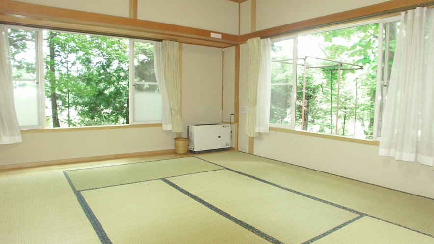 *4～6名用IIタイプ_和室／大きな窓を開ければ四季折々の風を体感できます。
