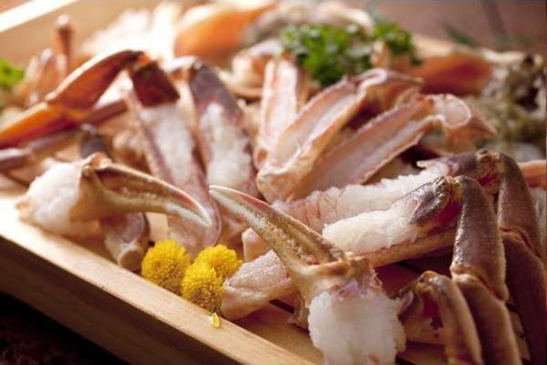 料理旅館秀竹の越前がにフルコース。捌いた茹でガニと刺し・蒸焼き・しゃぶ