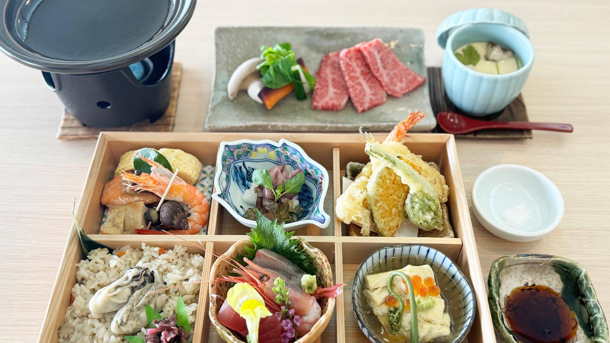 【お手軽/グルメ温泉旅】六ツ仕切を彩る ”繊細な料理”｜ドリンク1杯 無料特典付｜松花堂コース