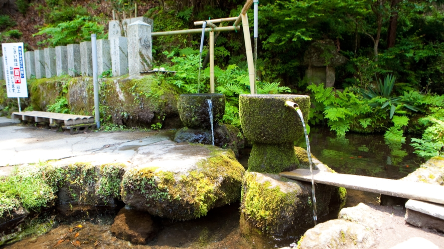 【霧島神社】自然の湧き水は竹筒を通って絶え間なく流れでています