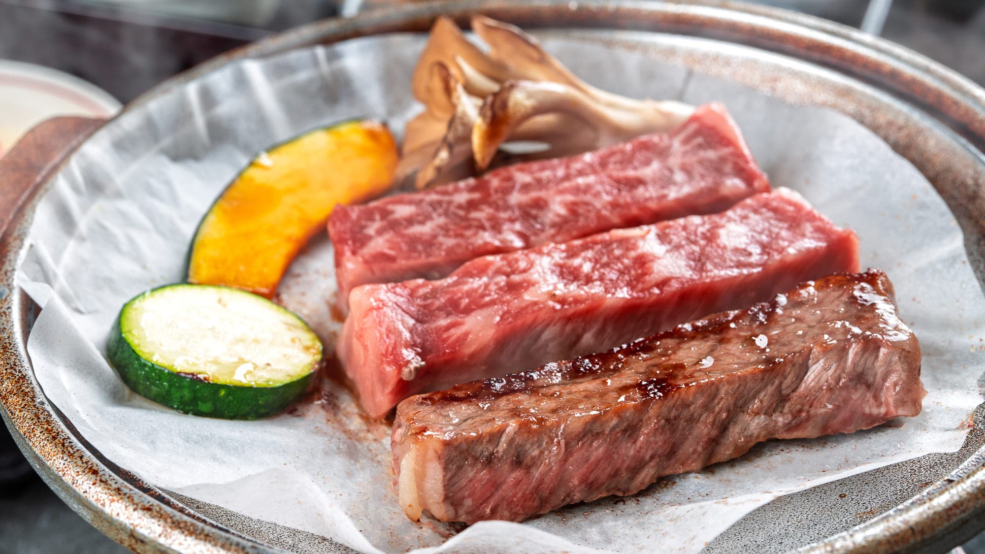 7月～8月限定 熟成上州牛を陶板焼きでお楽しみください