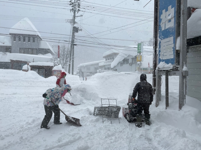 【施設】スタッフみんなで雪かき！