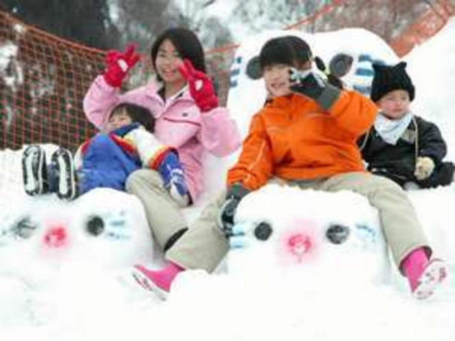 家族で楽しく雪遊び！