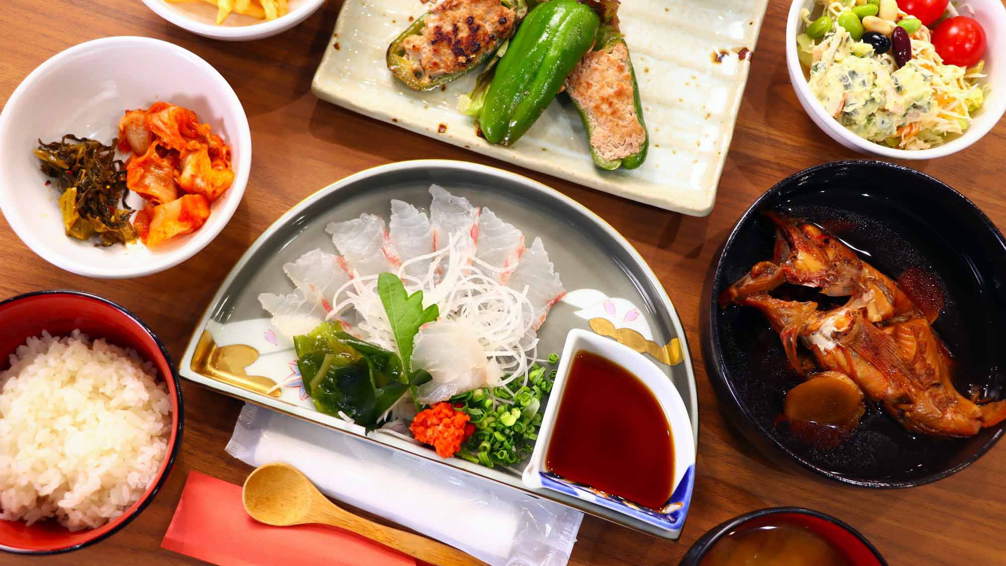 【1泊2食付】メイン3皿+副菜バイキングの大満足夕食と朝食バイキングでしっかりスタミナ！