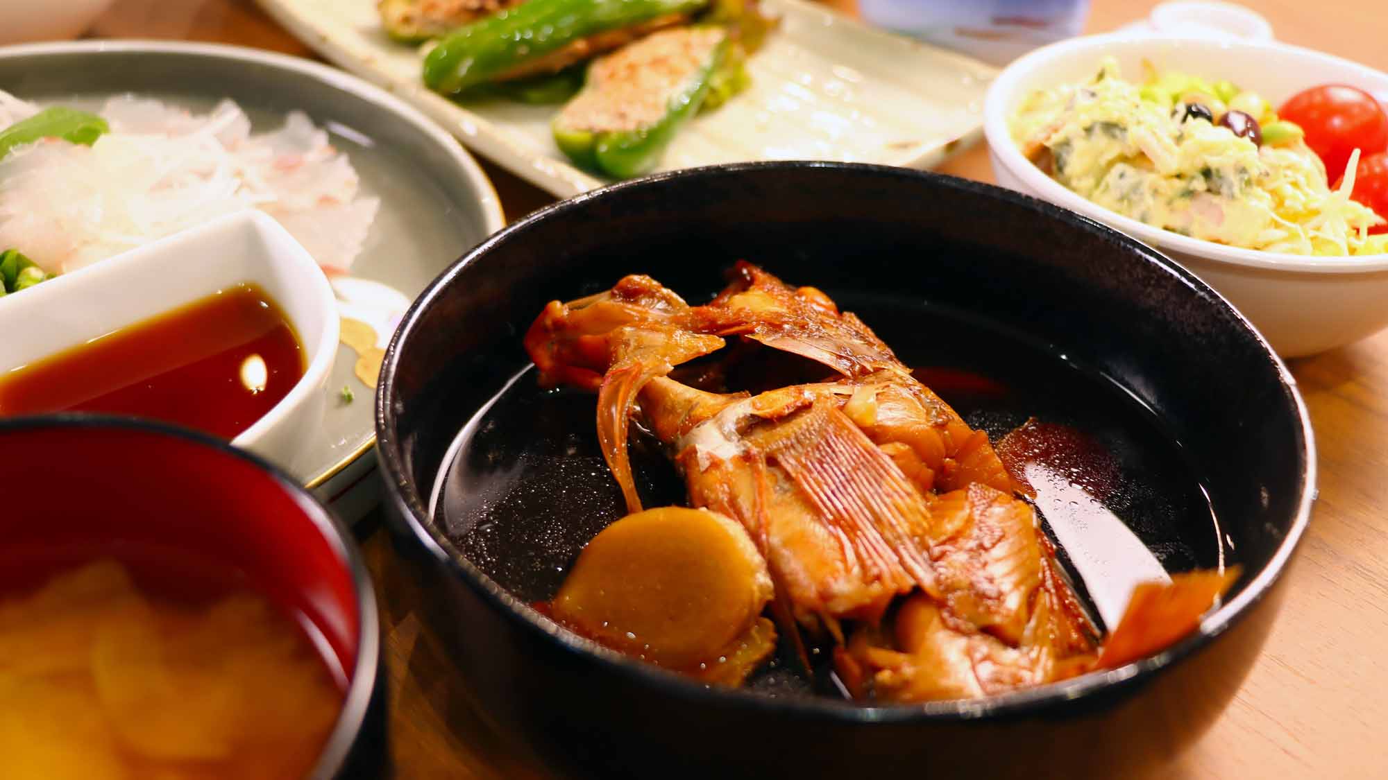 【夕食】メイン3皿＋副菜バイキングのスタイルでボリュームも満点！