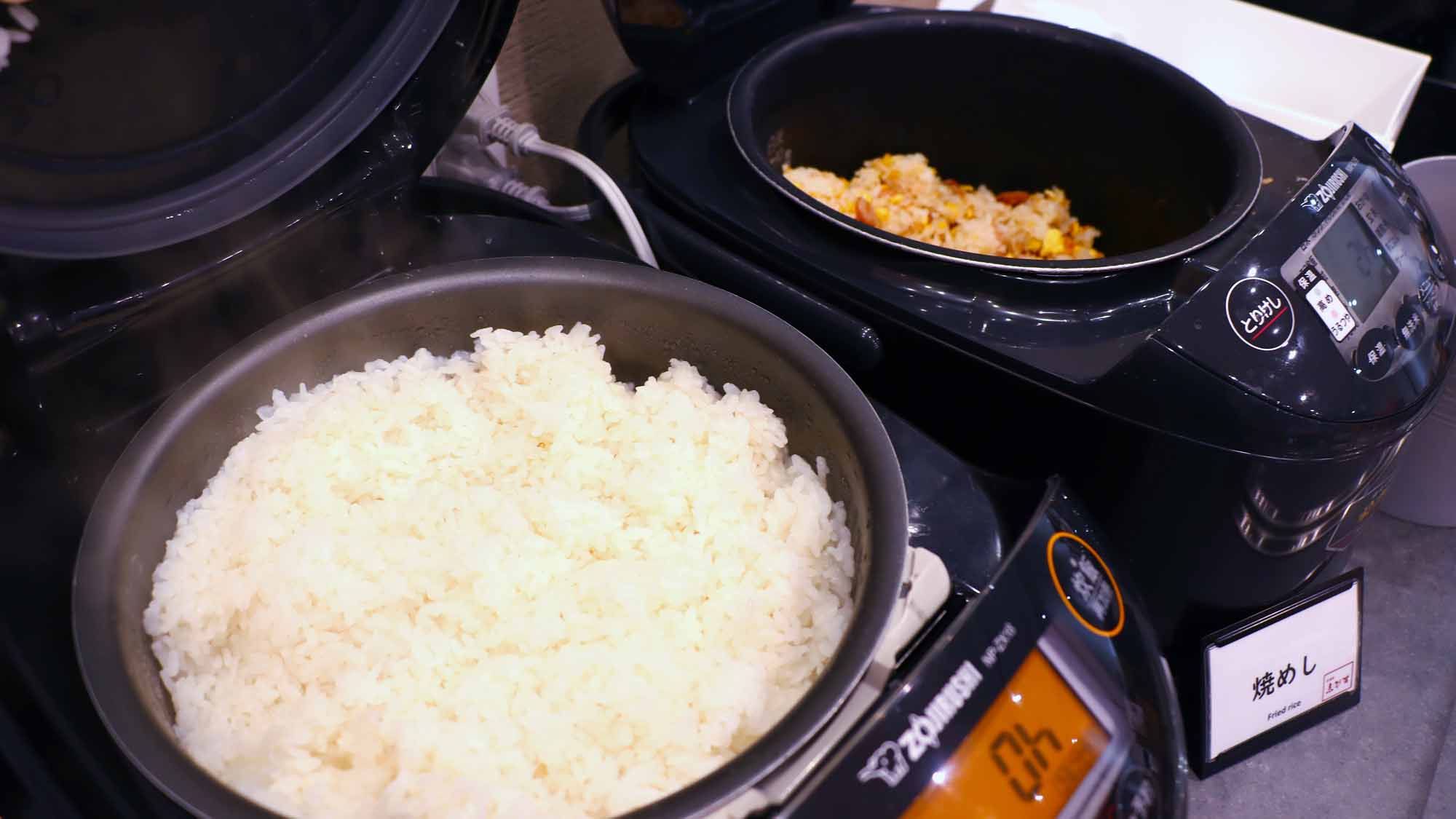 【夕食】メイン3皿＋副菜バイキングのスタイルでボリュームも満点！