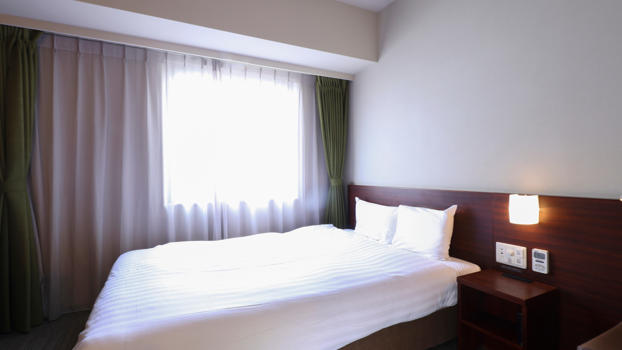 ◆ダブルルーム14.29平米　ベッド幅140cm&times;195cm　シモンズ社製ベッド