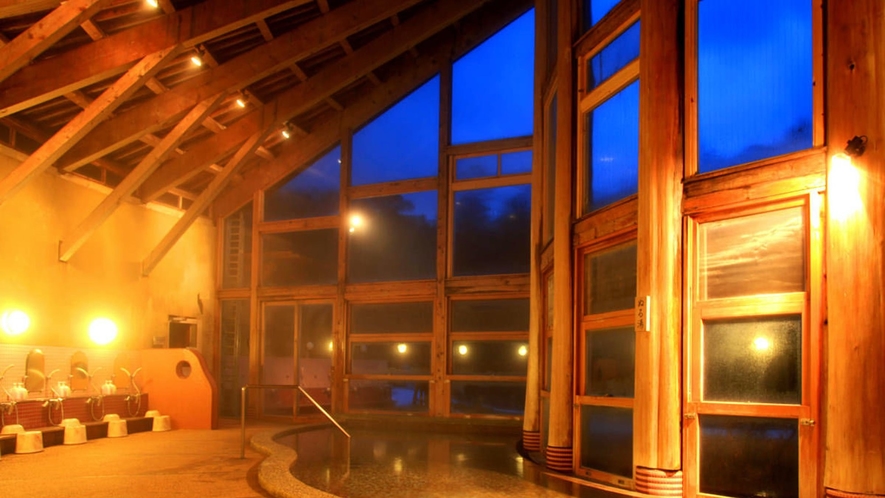 開放感のある大きな露天風呂が特徴の山の温泉【香具夜】