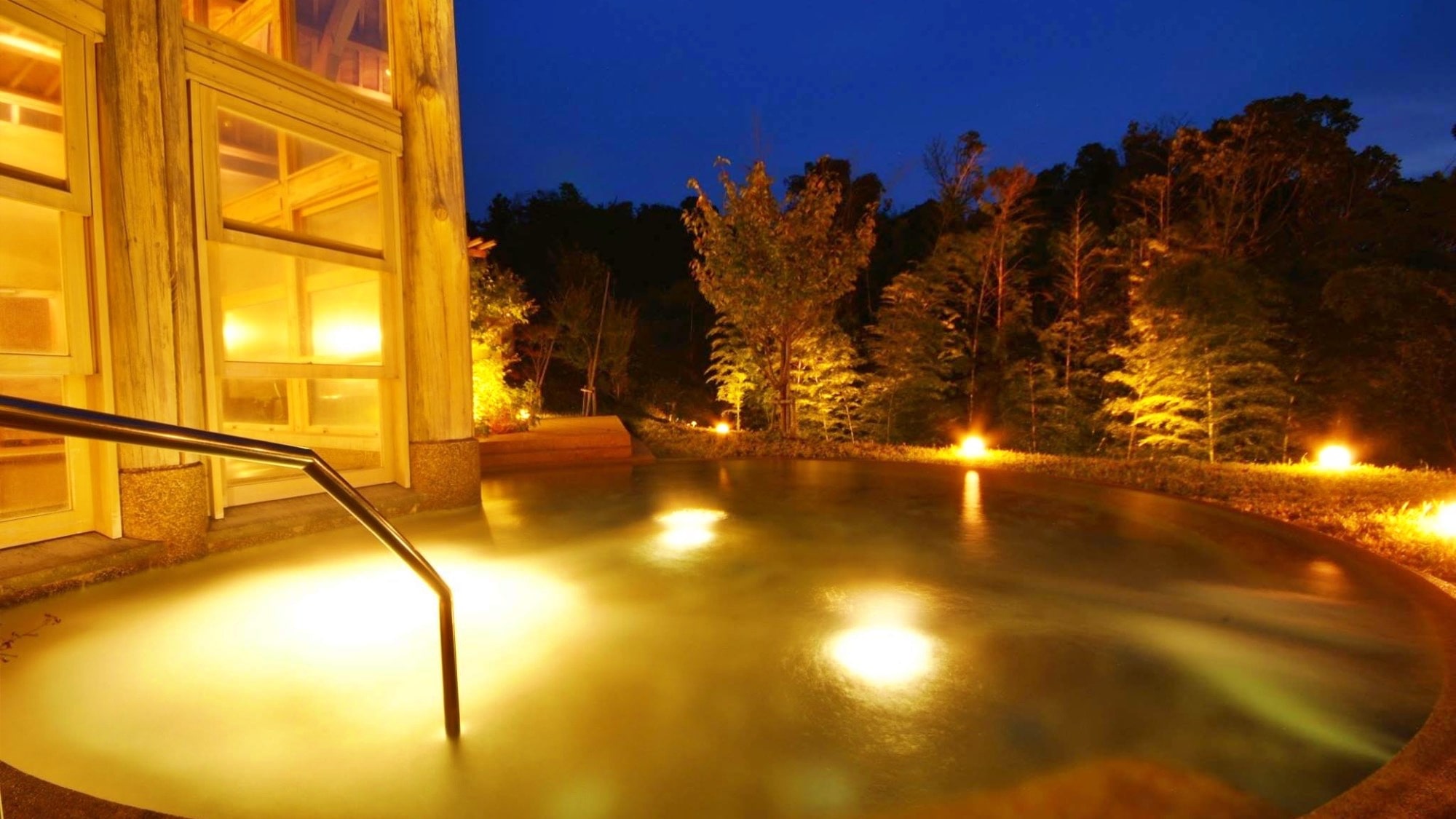 開放感のある大きな露天風呂が特徴の山の温泉【香具夜】